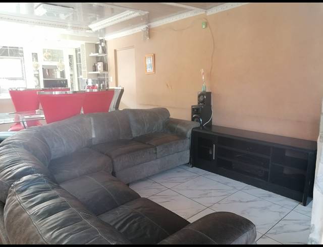 4 BEDROOM HOUSE FOR SALE IN TLHABANE WEST